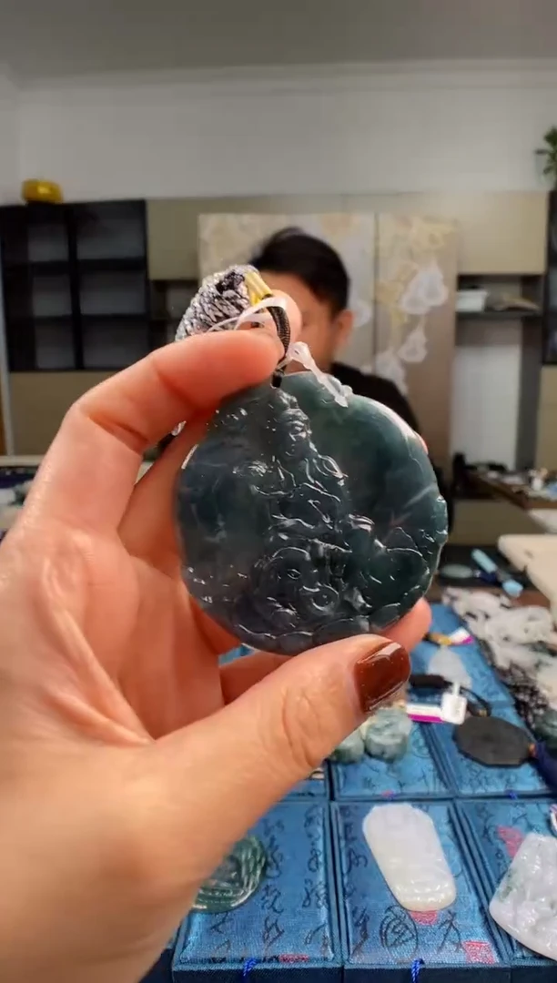 颈饰未镶嵌翡翠  多样性发其一