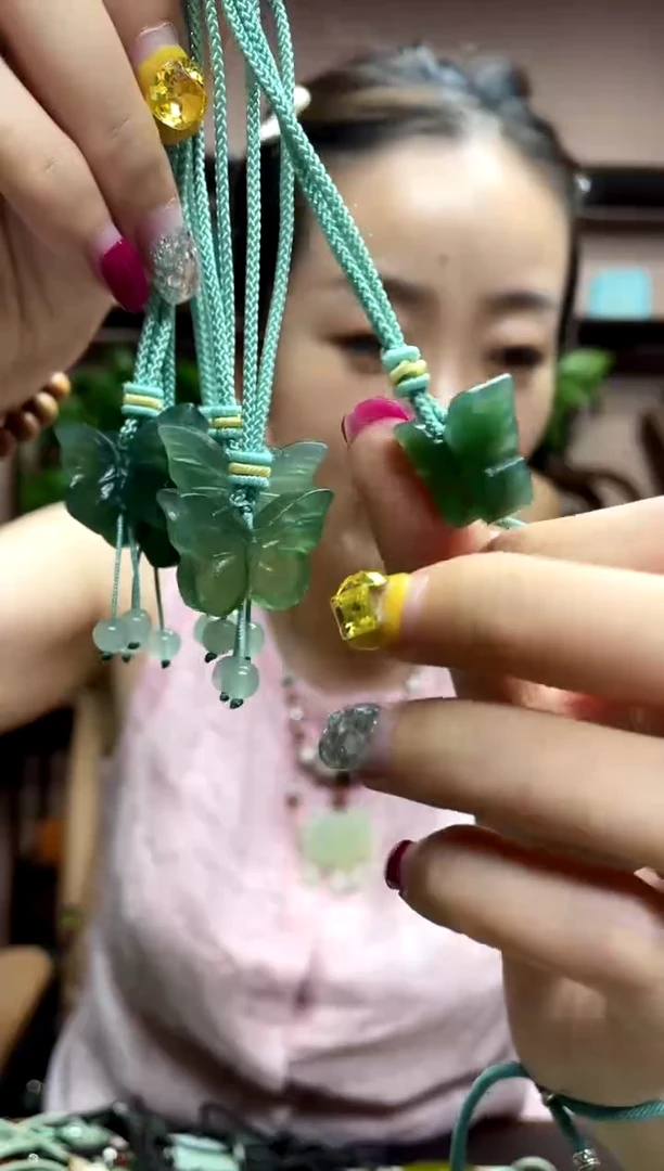 岫玉未镶嵌颈饰多样性发货发其中之一