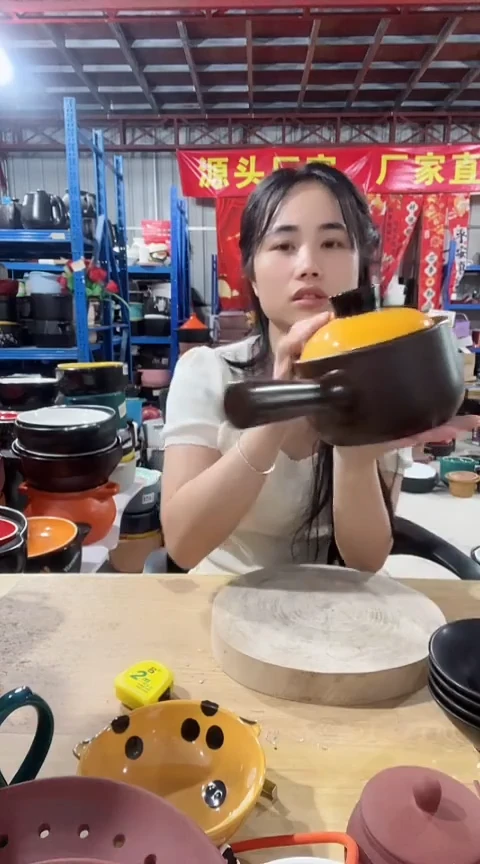 现代3923瑕疵咖色手把奶锅带盖不圆