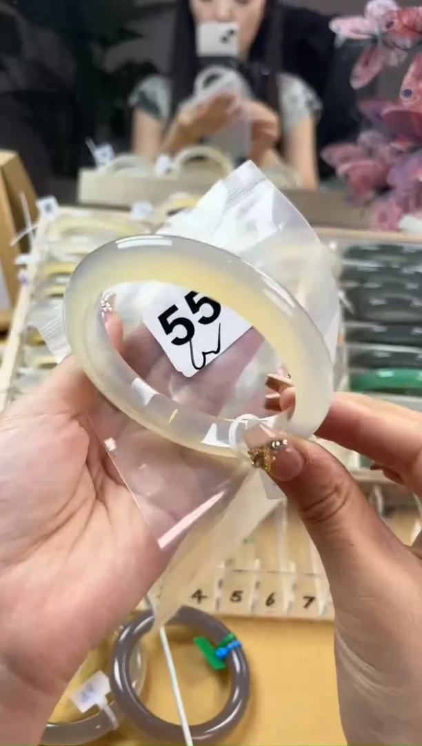 玛瑙/玉髓手镯未镶嵌555