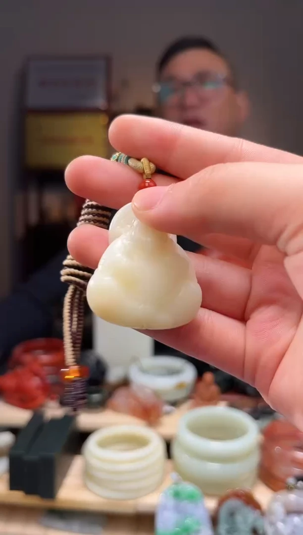 颈饰未镶嵌和田玉吊坠