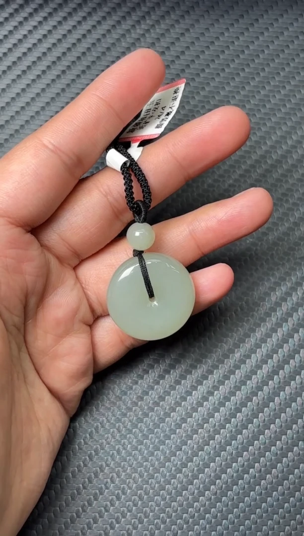 吊坠(赠链)未镶嵌和田玉且末微色差近矿平安扣/95折