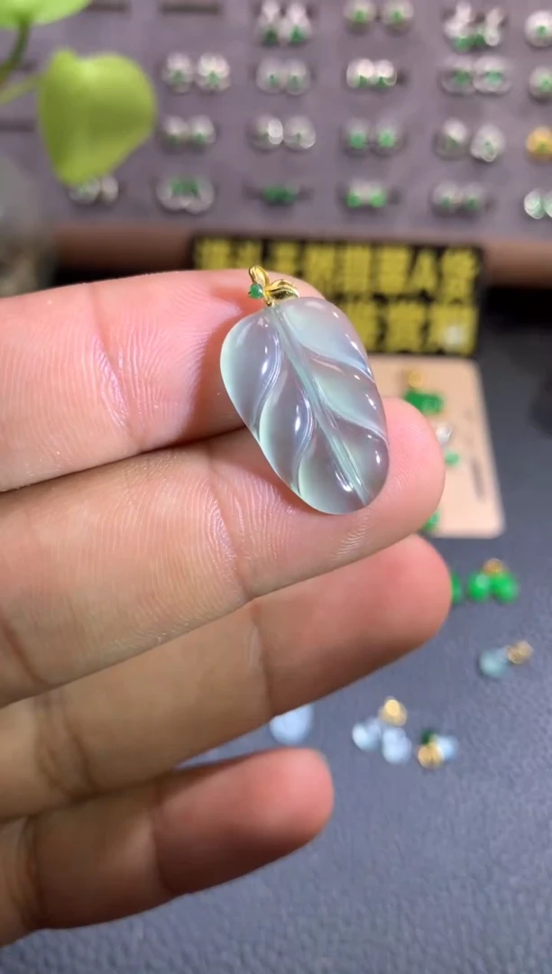 吊坠(不含链)18K金镶嵌翡翠天然翡翠A货，年尾清货价