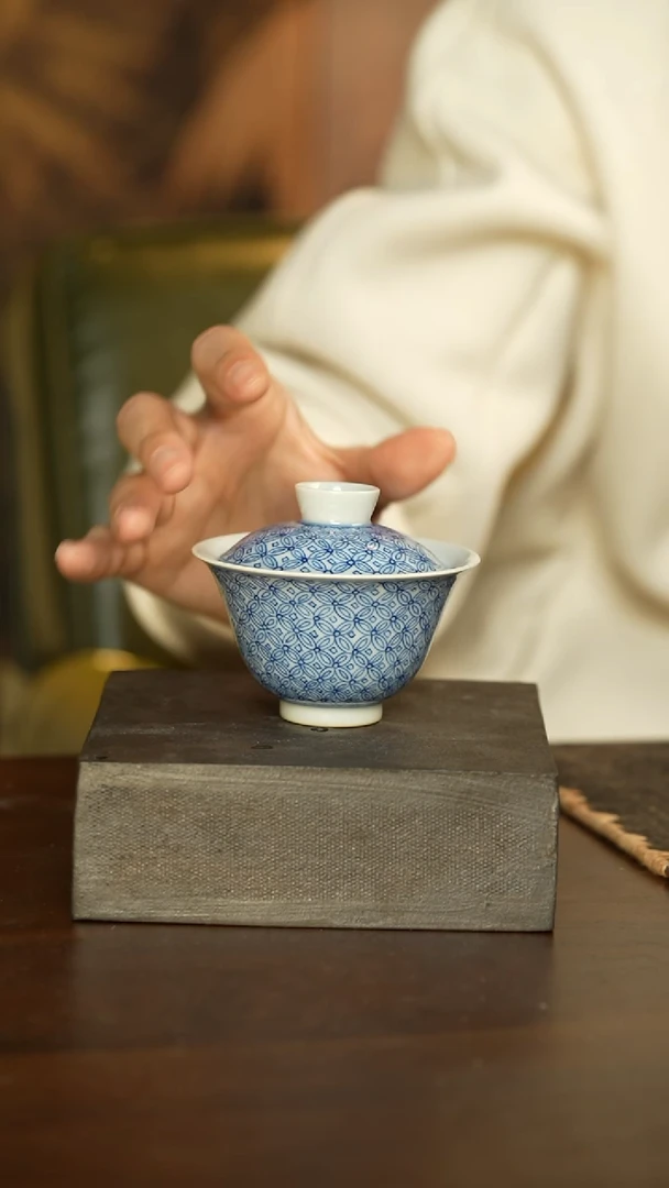 青花铜钱纹盖碗..