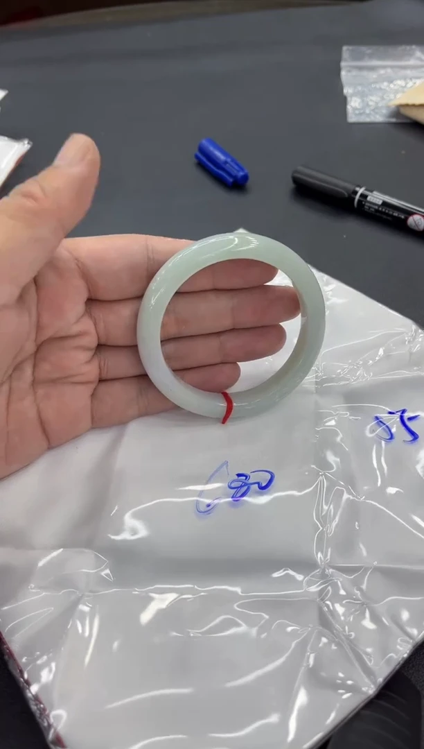 翡翠手镯未镶嵌翡翠手镯