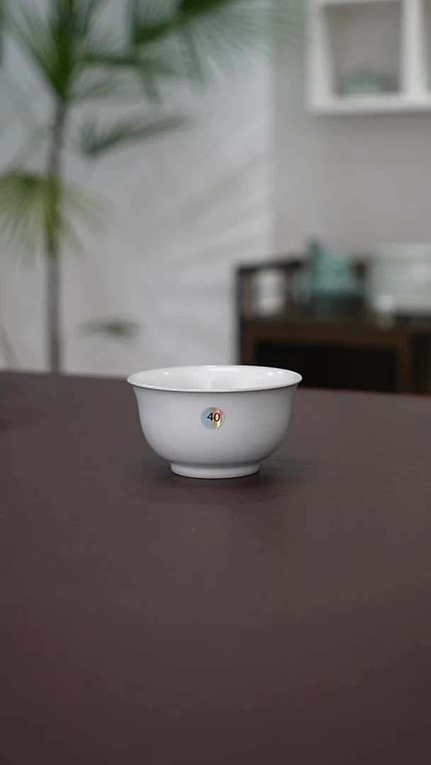 40号月白釉压手杯 微瑕 福利价   洁