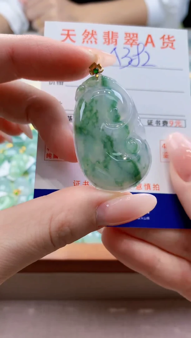 颈饰18K金镶嵌翡翠天然缅甸a货翡翠