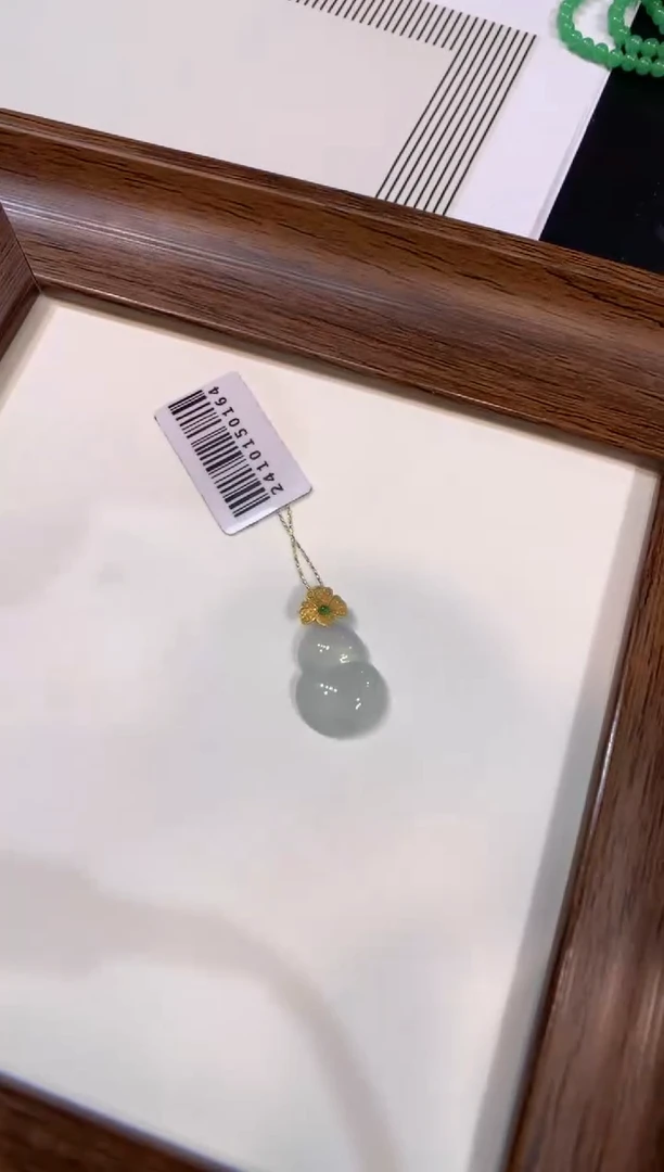 颈饰18K金镶嵌翡翠葫芦