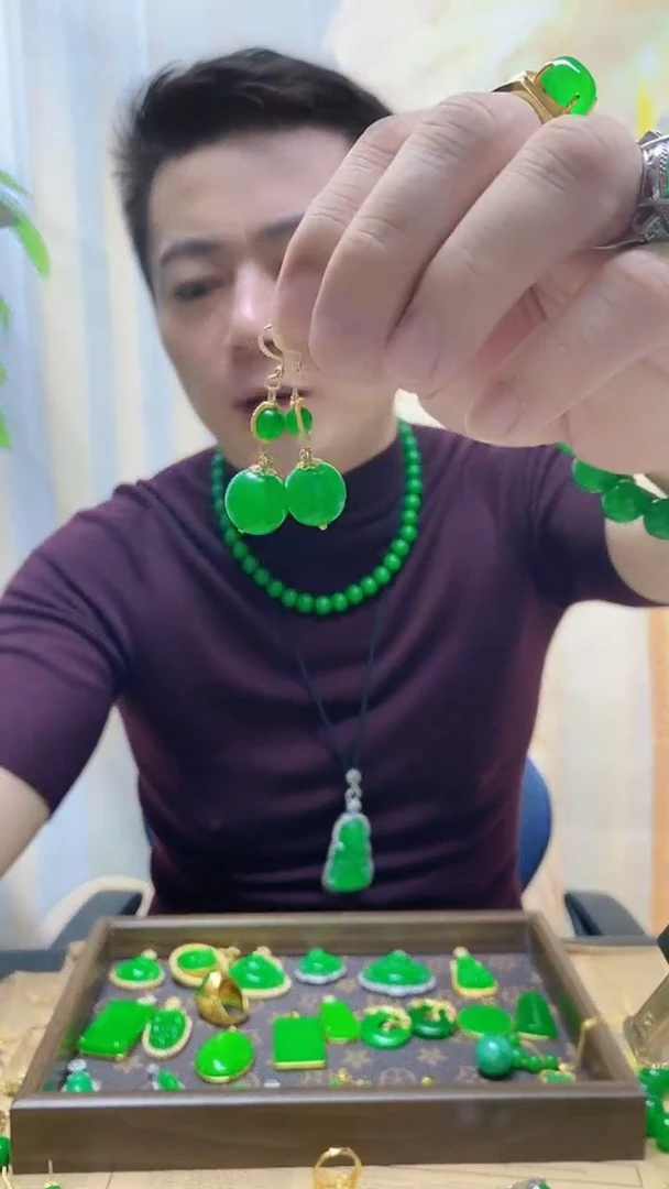 14K金镶嵌翡翠耳饰翡翠耳钩