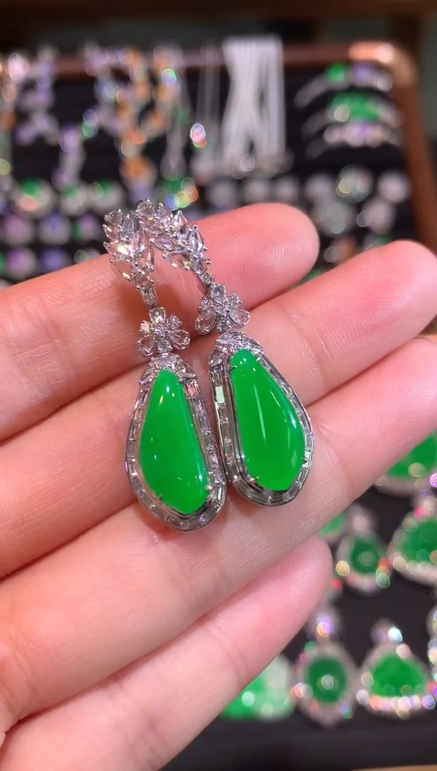 18K金镶嵌翡翠耳饰高冰正阳绿福瓜耳坠