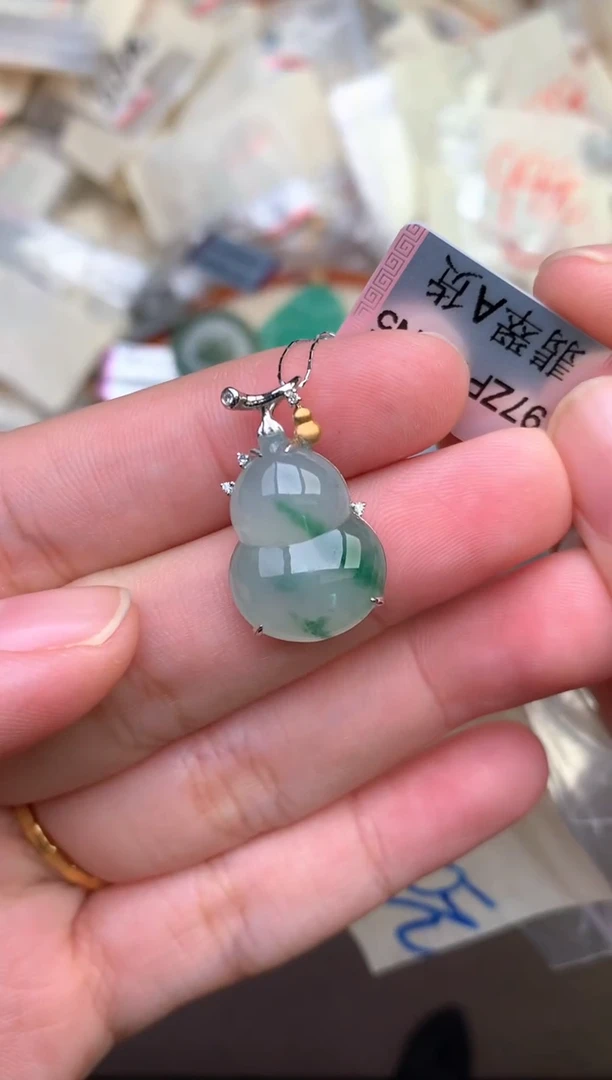 18K金镶嵌挂件翡翠 —
