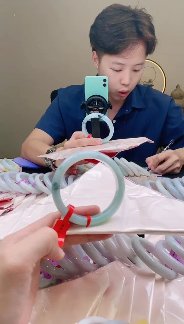 翡翠手镯未镶嵌苗*?AAAAAA