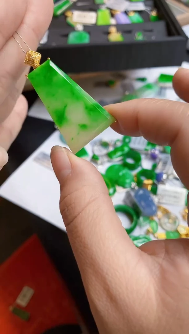 【闪购商品】翡翠颈饰18K金镶嵌吊坠