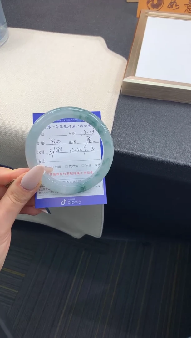 未镶嵌手镯翡翠退货需手镯吊牌标签完好