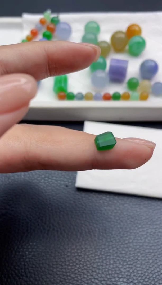 未镶嵌定制翡翠老**货珠子