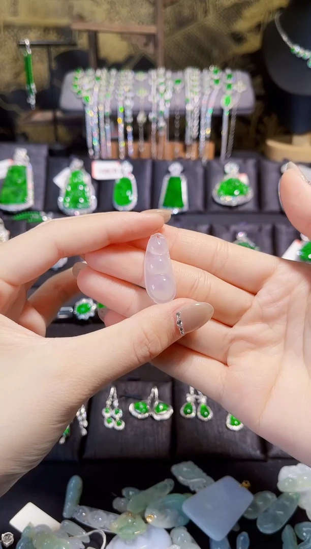 【闪购商品】翡翠未镶嵌颈饰福豆