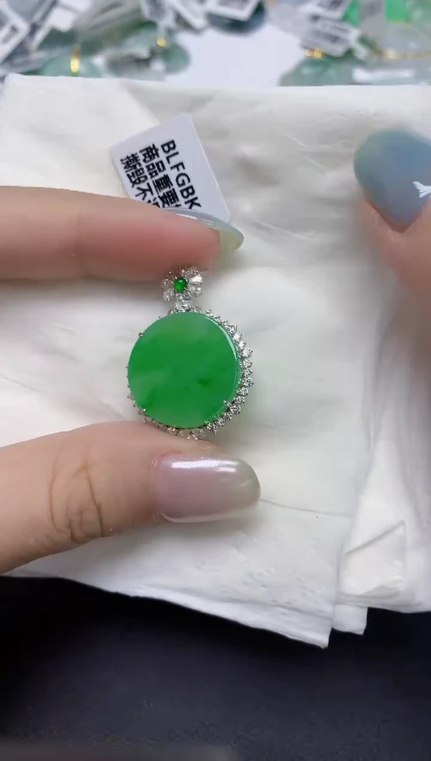 翡翠18K金镶嵌颈饰天然缅甸翡翠A货