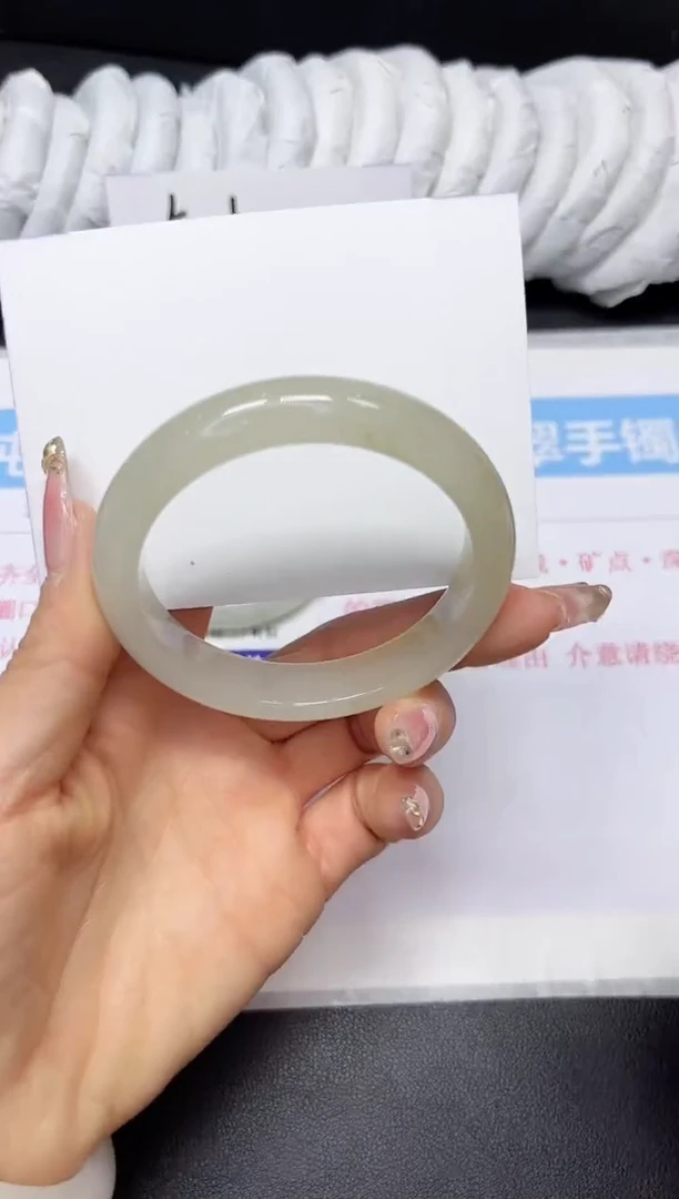 【闪购商品】石英质玉手镯未镶嵌61