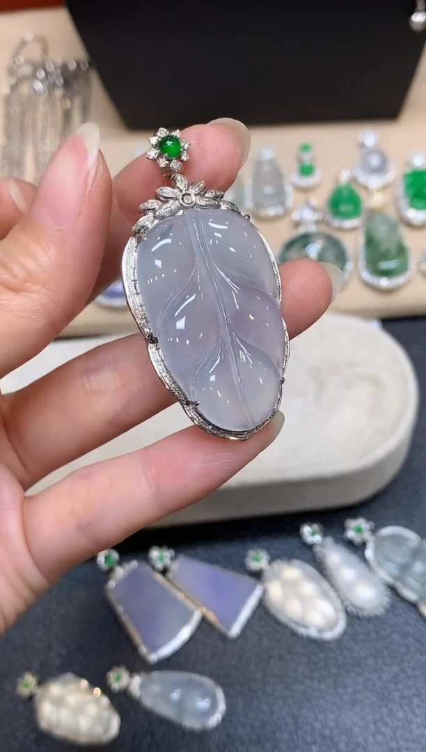 颈饰18K金镶嵌翡翠树叶【无服务费