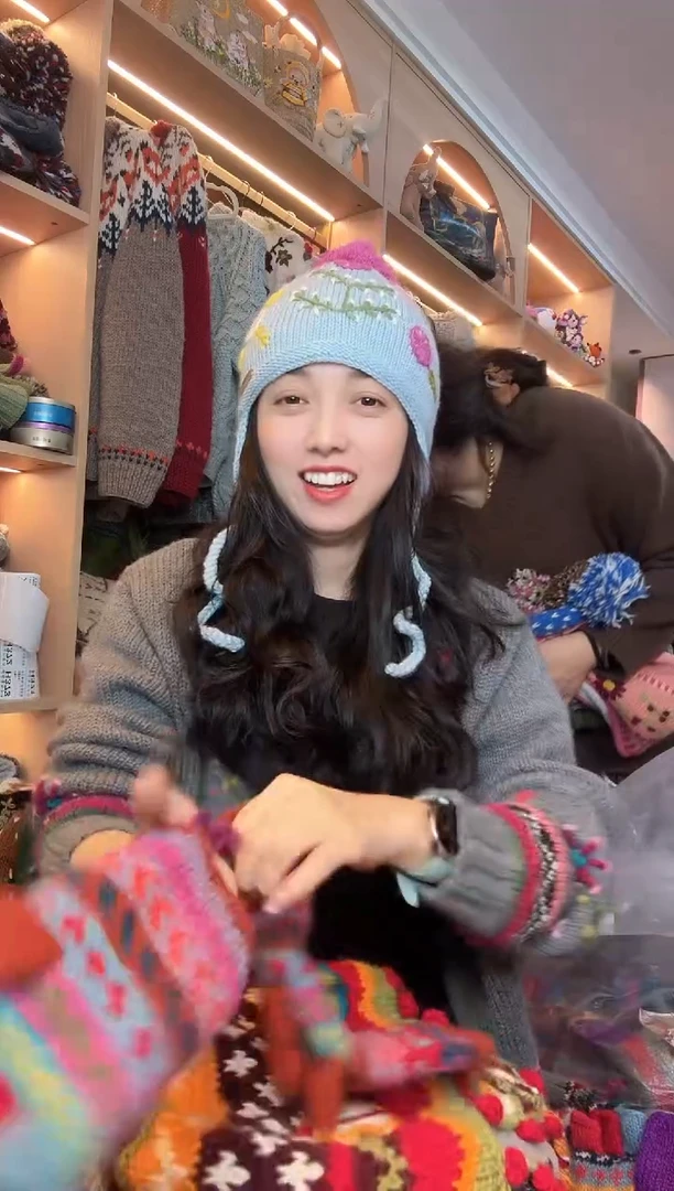 绵羊毛美利奴蓝色刺绣护耳帽