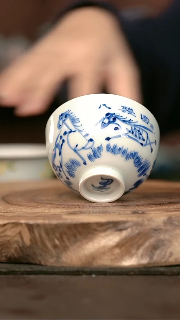 手绘手绘高温现代瓷  气  八骏图鸡心杯90c