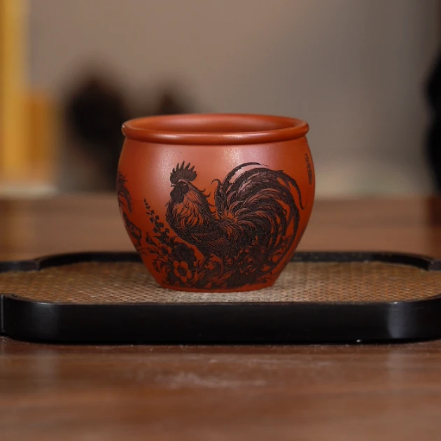 6248宜兴紫砂茶具大红袍刻绘公鸡合家美满主人杯160cc左右 YY