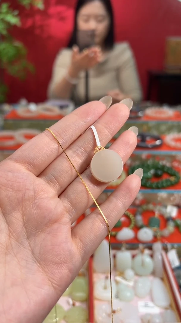 颈饰18K金镶嵌和田玉（糖玉）熙*子藕粉圆牌