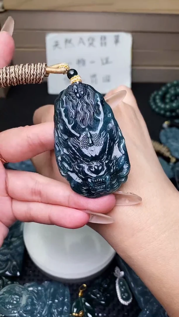 颈饰未镶嵌翡翠