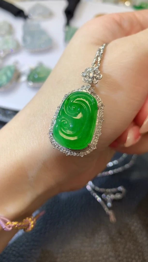 【闪购商品】翡翠吊坠(不含链)18K金镶嵌C52