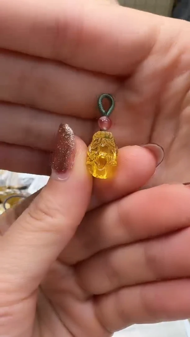 未镶嵌琥珀裸石如图