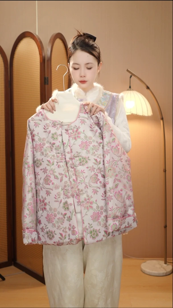 粉色花卉羽绒外套