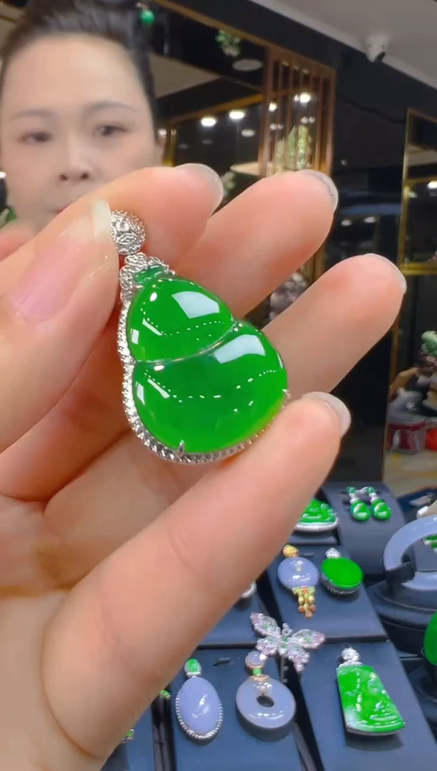 翡翠18K金镶嵌吊坠(赠链)034（多样性发其一）