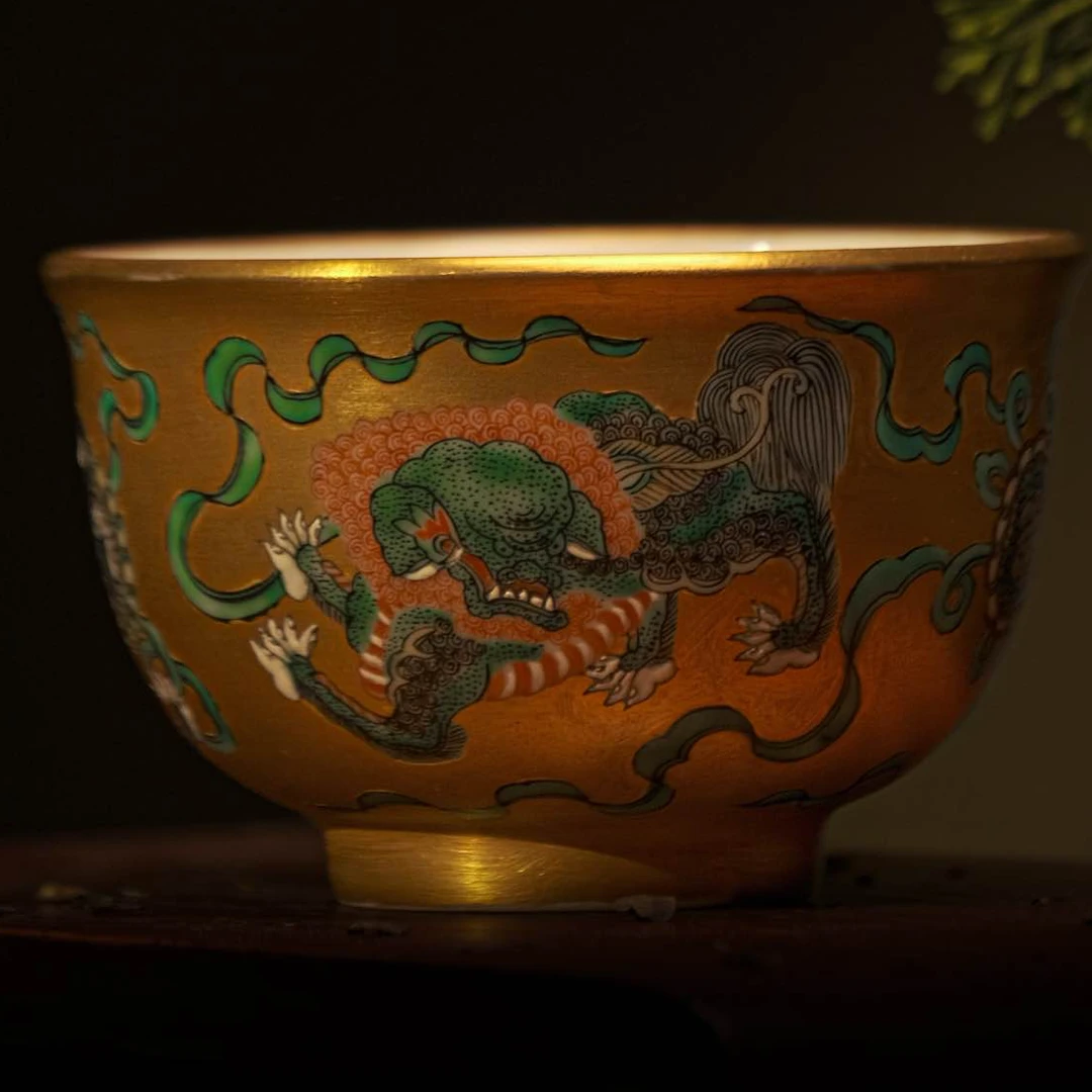 3-18赏瓷观窑青花金地古彩对画狮纹墩式杯