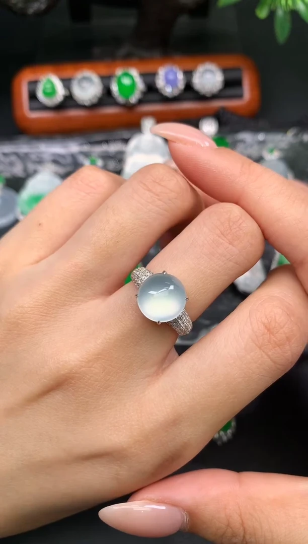 颈饰18K金镶嵌翡翠戒指