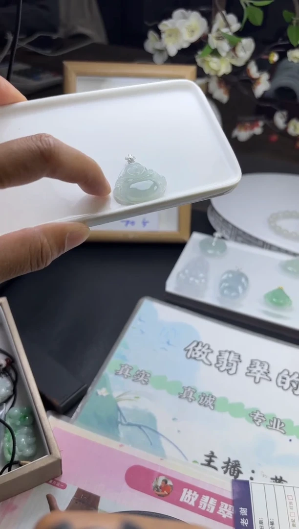 18K金镶嵌挂件翡翠多样性发一件CHHGJ849-2