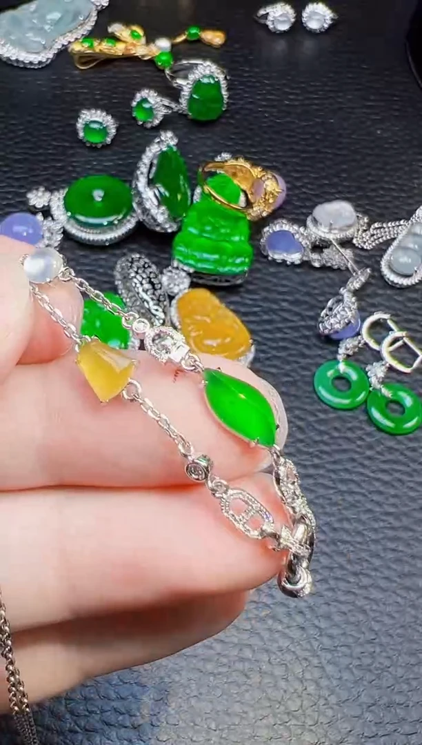 颈饰18K金镶嵌翡翠梅*翡翠