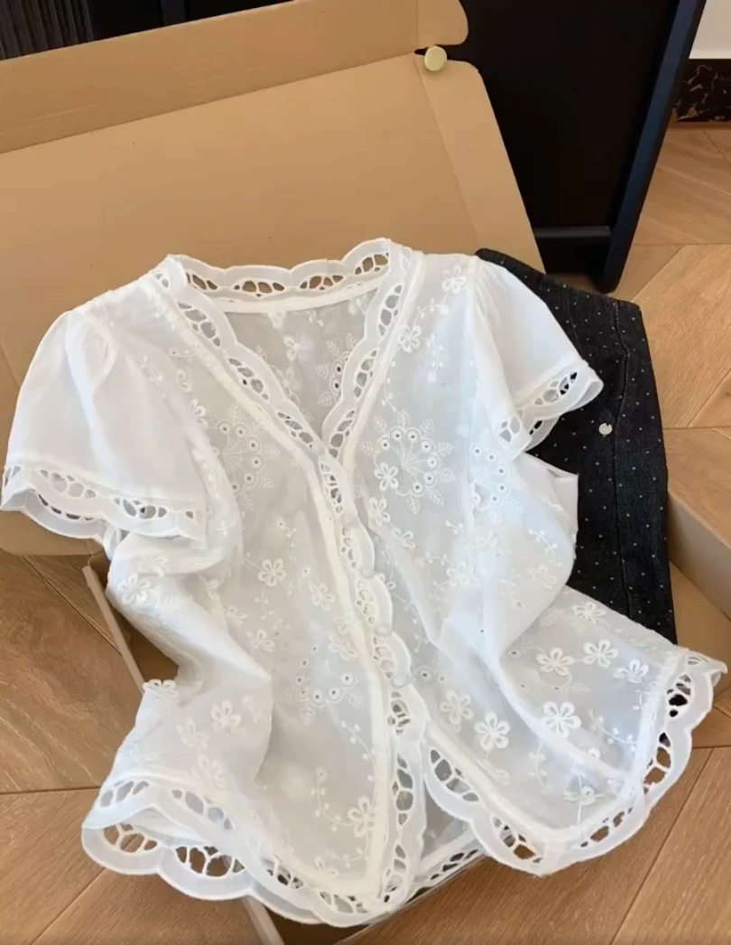 2韩系别致V领镂空刺绣花衬衫女夏季新款小个子设计感小众上衣2025