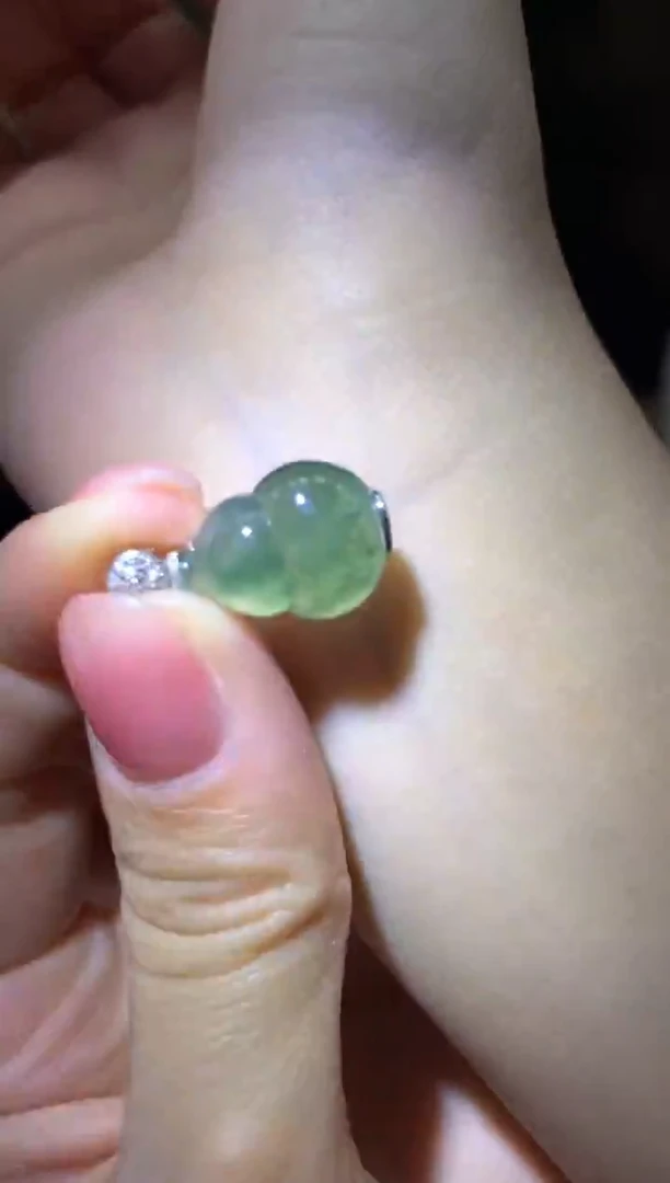 颈饰18K金镶嵌翡翠|不退不换