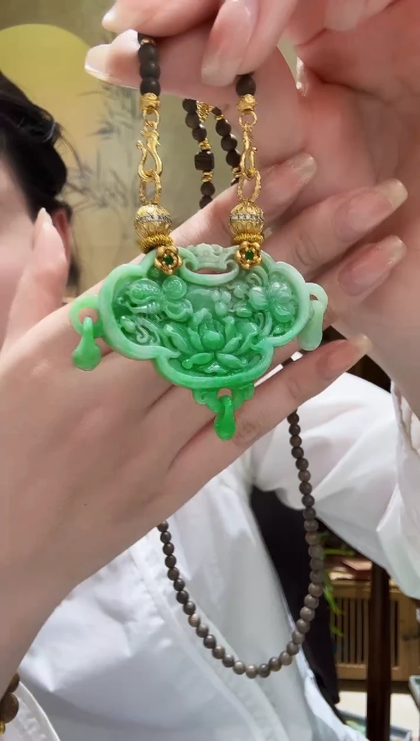 颈饰未镶嵌翡翠吊坠