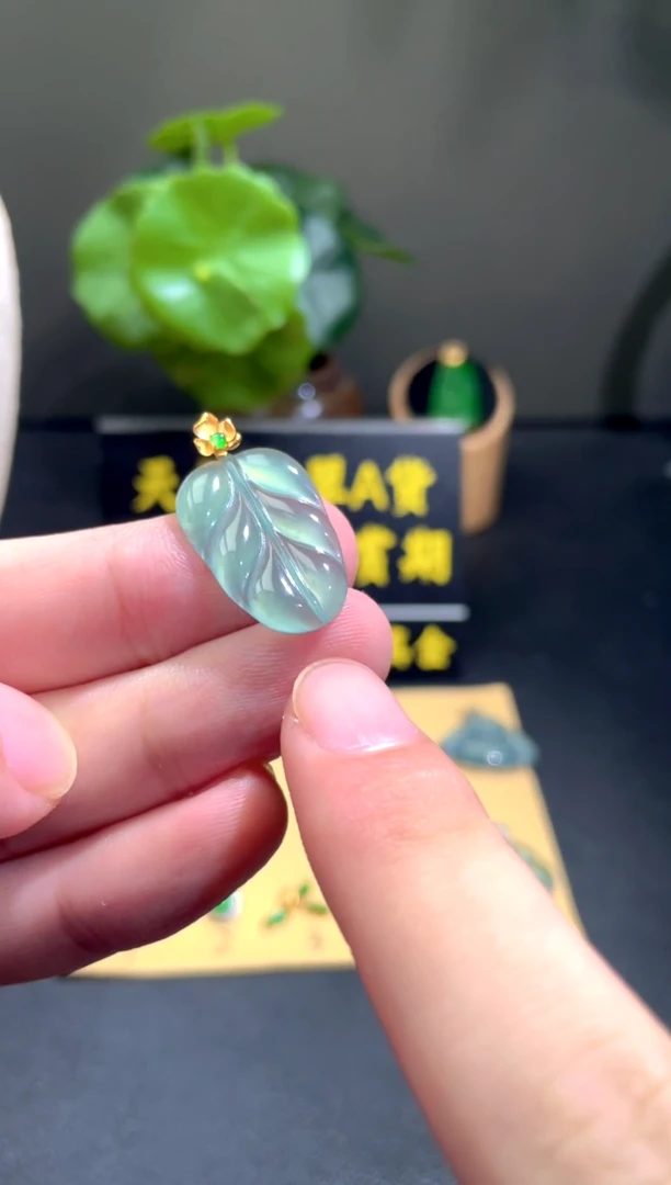 颈饰18K金镶嵌翡翠翡翠A货