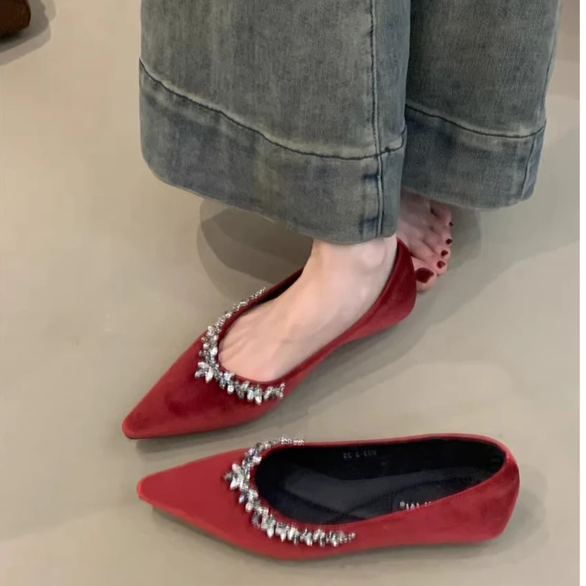 NQL-D98-2气质水钻尖头单鞋女2025年甜美丝绒红色浅口软底晚晚鞋