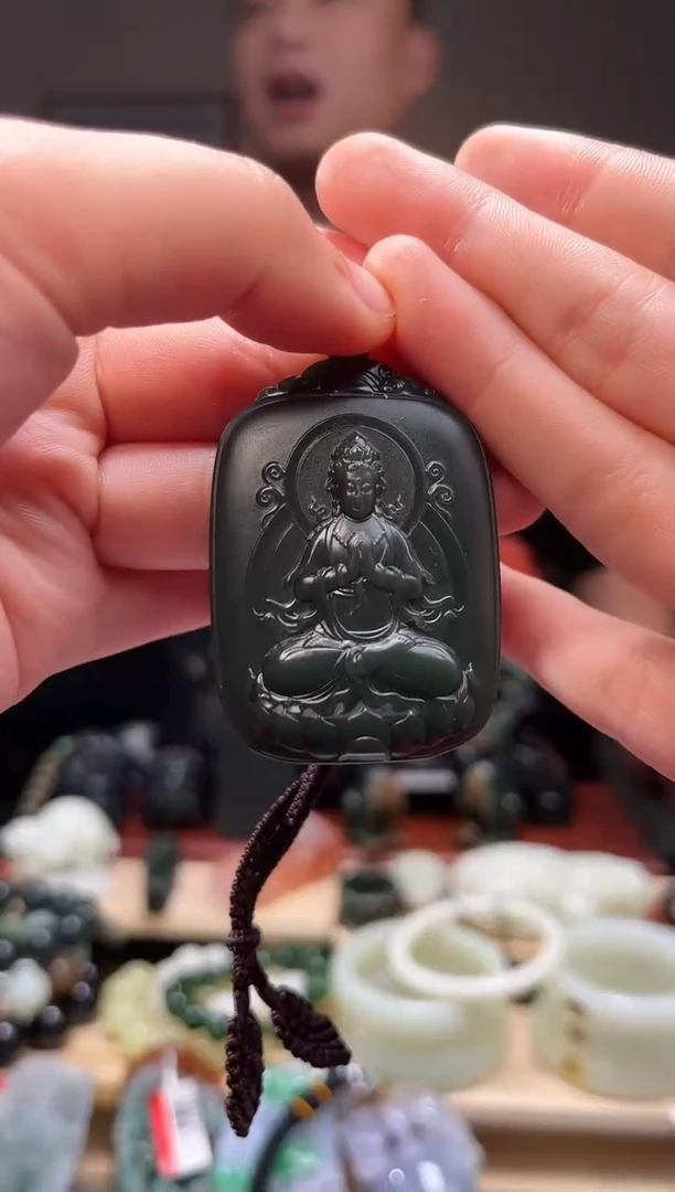 颈饰未镶嵌和田玉吊坠