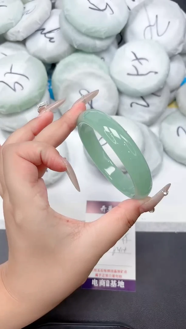 未镶嵌手镯石英质玉32-64.4