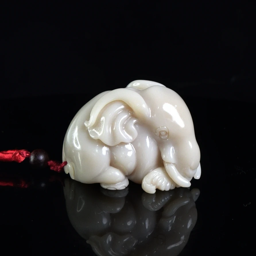 Lot.27.灰芙蓉太平有象手把件187.2克6.6x4.8x4.5cm