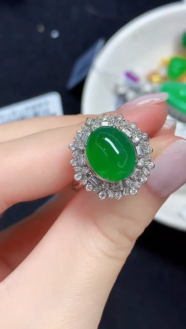 18K金镶嵌戒指翡翠多样性发其一