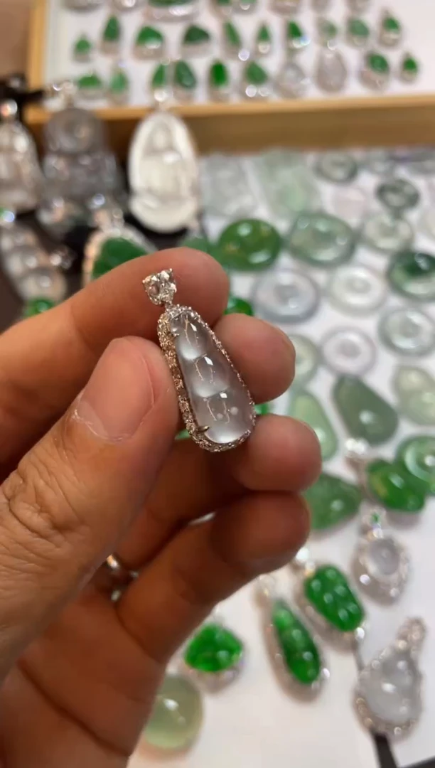 【闪购商品】翡翠吊坠(不含链)18K金镶嵌豆子