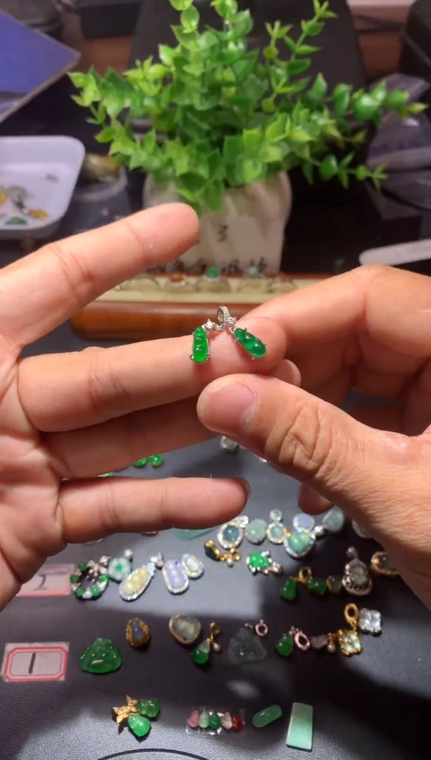 吊坠(不含链)未镶嵌翡翠文***?1