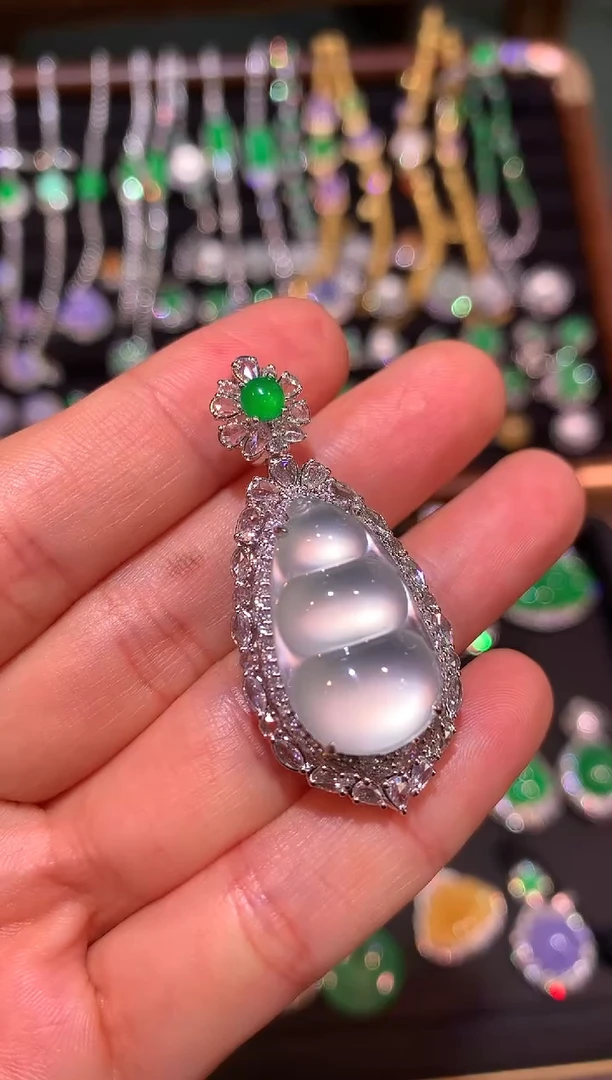 吊坠(赠链)18K金镶嵌翡翠玻璃种炸光福豆吊坠