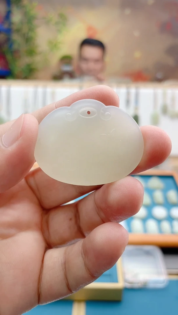 吊坠(不含链)未镶嵌和田玉约卡42mm随型锁