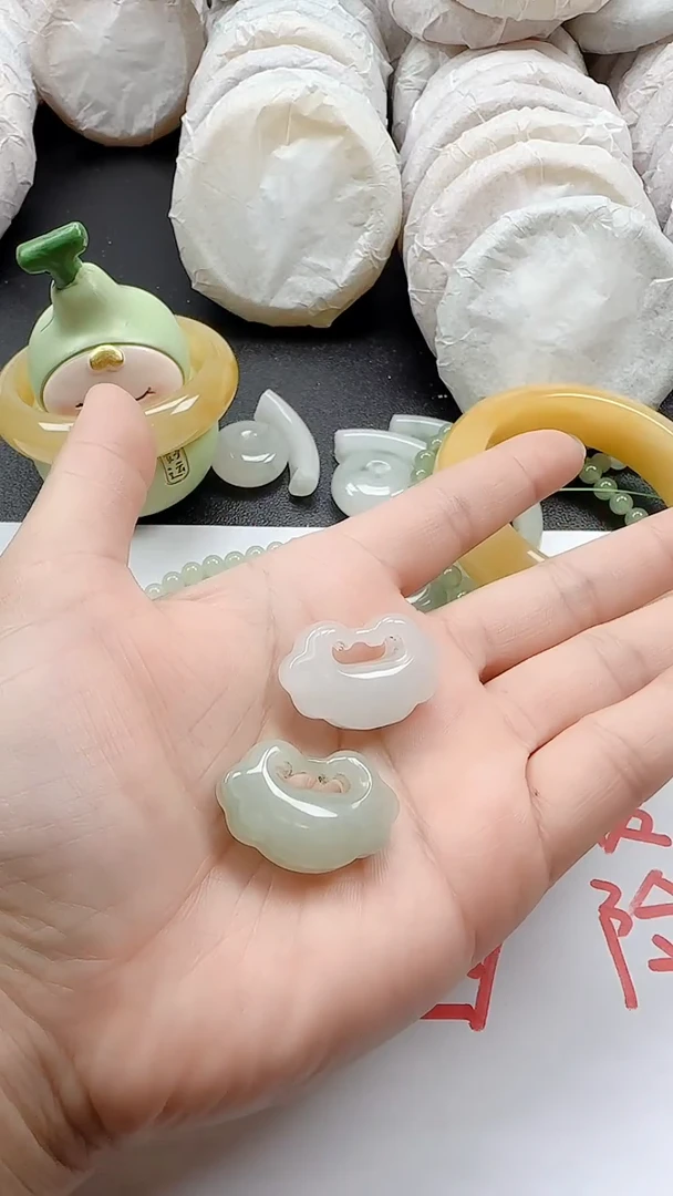 石英质玉手镯未镶嵌平安锁